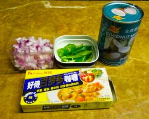 俻好材料，蒜、洋蔥切粒。