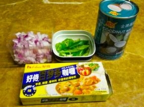 俻好材料，蒜、洋蔥切粒。