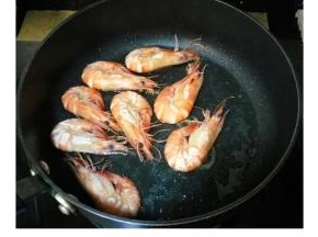 剪蝦須，洗淨瀝干水分，鍋里放寬油倒入蝦煎至二面皮脆后盛出俻用。