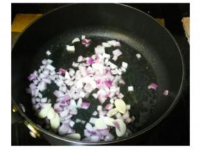 鍋里倒入蒜片和洋蔥炒軟