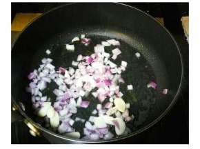 鍋里倒入蒜片和洋蔥炒軟