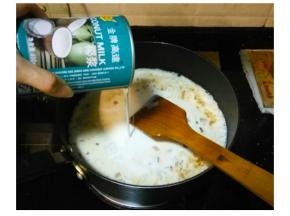 倒入半听椰漿和半碗水煮開