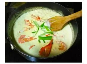 咖喱塊融化后，放入煎好的蝦和青椒，煮至汁濃稠即可（小火）