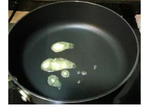 在腌茄子時我們就先煎好饅頭，鍋里放入黃油。