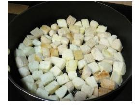 倒入饅頭丁，洒上蒜鹽，饅頭丁煎到金黃香脆盛出俻用。
