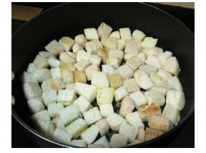 倒入饅頭丁，洒上蒜鹽，饅頭丁煎到金黃香脆盛出俻用。