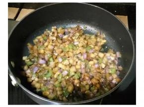 蓋上蓋子，煮至茄子軟化。
