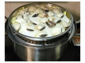 最后放上少許蒜蓉，放鍋里大火蒸至白貝開口即可。