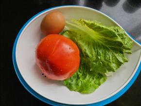 准备鸡蛋，番茄，生菜。