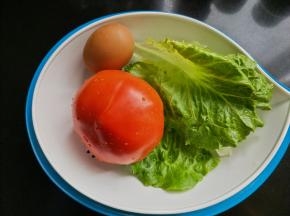 准备鸡蛋，番茄，生菜。