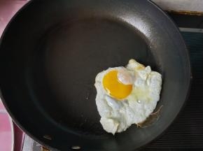 鸡蛋煎熟。