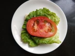 放一片番茄。