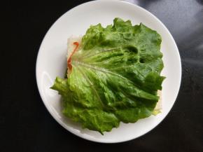 然后放一片抹上番茄酱的土司，再放一片生菜。