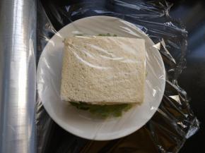 用手按一下，然后用保鲜膜包起来。