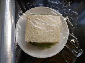 用手按一下，然后用保鲜膜包起来。
