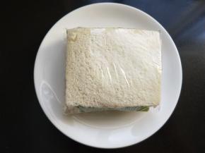 包好的土司，然后用刀切成两半，也可以切成三角形。