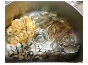洗擦干淨海鮮類