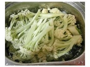 洗干淨蔬菜類，杏鮑菇切片俻用