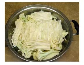 再放入金針菇。