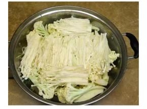 再放入金針菇。