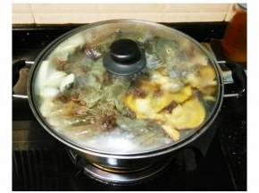 中火，蓋上蓋子。