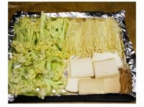 所有材料洗淨切好，烤盤鋪上錫紙，放入蔬菜類。