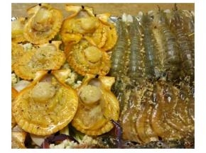 撒上蒜蓉、黑胡椒、什錦香草碎。