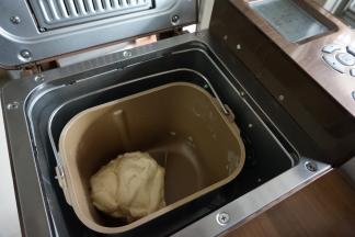 选择面包机的和面程序10分钟，因为做馒头包子的面团和的时间不长，所以建议先溶解酵母