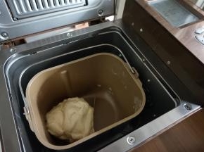 选择面包机的和面程序10分钟，因为做馒头包子的面团和的时间不长，所以建议先溶解酵母