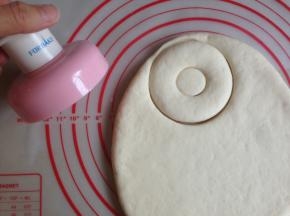 用法焙客的甜甜圈模具压一下，压出形状