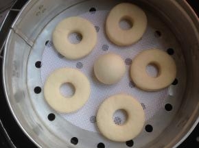 移至蒸笼里，蒸笼里垫一张蒸笼垫，边角料可以揉在一起，成圆形馒头坯，不浪费，醒发15-20分钟