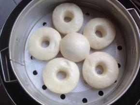 冷水上锅蒸，大火转中小火蒸13-15分钟，视馒头坯大小而定