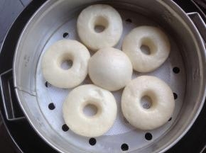 冷水上锅蒸，大火转中小火蒸13-15分钟，视馒头坯大小而定