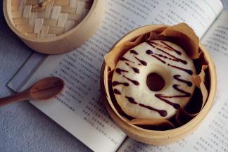 时间到，关火，继续焖3-5分钟再揭盖。可以用巧克力笔，在上面画一些花纹上去，更吸引