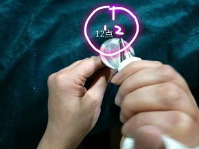 认识裱花时的时钟方向
花嘴细头向上，宽头向下垂直拿着就是12点