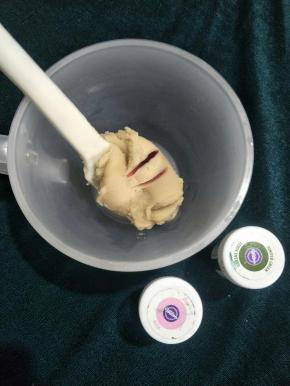 我们来调色，这次我们调个粉色，用到的是惠尔通的pink，调色不要一下调太多，只调一刮刀就好