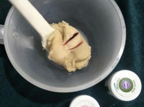 我们来调色，这次我们调个粉色，用到的是惠尔通的pink，调色不要一下调太多，只调一刮刀就好