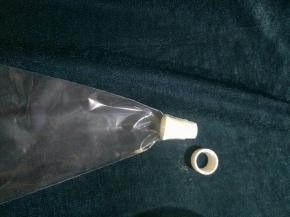 裱花袋中放入转换器