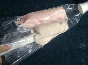裱花袋内一边放入深粉，一边放入浅粉