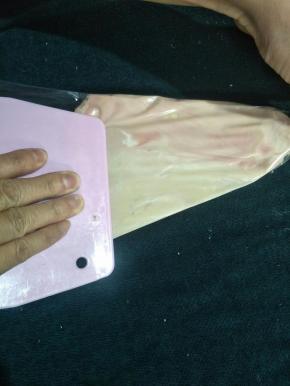 给它轻轻地刮平