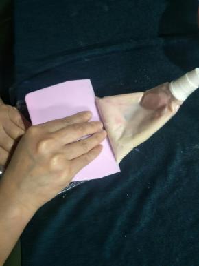 用挂板的细头部分把豆沙都挂到裱花袋的前端