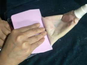 用挂板的细头部分把豆沙都挂到裱花袋的前端