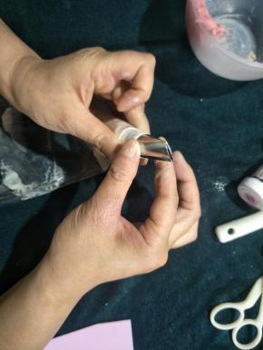 装上惠尔通104裱花嘴，这款花嘴我用老虎钳夹过的，把宽头部分夹薄了一些