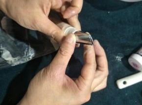 装上惠尔通104裱花嘴，这款花嘴我用老虎钳夹过的，把宽头部分夹薄了一些