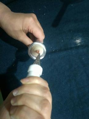 挤转钉，转上一圈半，然后向下拉