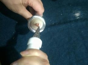 挤转钉，转上一圈半，然后向下拉