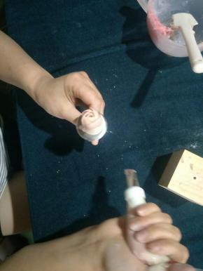 第二层5瓣，时钟方向5点同样也是从第一瓣的二分之一处去裱第二瓣，第二瓣的二分之一裱第三瓣，左手不要忘记转钉哦