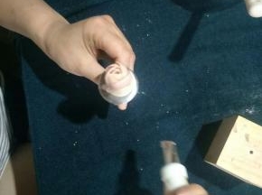 第二层5瓣，时钟方向5点同样也是从第一瓣的二分之一处去裱第二瓣，第二瓣的二分之一裱第三瓣，左手不要忘记转钉哦