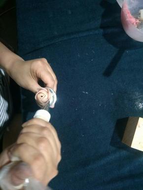 第三次同样是5瓣，时钟方向12点，这次的花瓣要从第一瓣的3分之一处去裱，这次我们用到的手法是画拱门的手法，左手不要忘记转钉