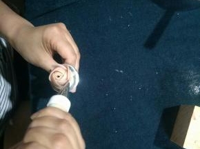 第三次同样是5瓣，时钟方向12点，这次的花瓣要从第一瓣的3分之一处去裱，这次我们用到的手法是画拱门的手法，左手不要忘记转钉